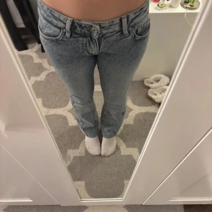 Acid wash jeans från Perfect Jeans - Säljer ett par ljusblå acid wash jeans från Perfect Jeans. Modellen har bootcut passform. Säljer då de inte kommer till användning. Storlek 32/xxs. Sparsamt använda. Finns ute på Vinted oxå💞