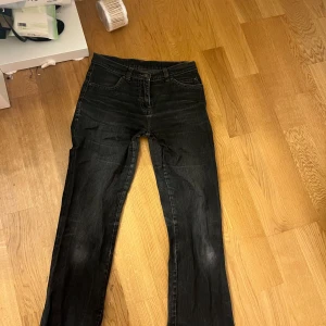 Svarta jeansbyxor från Flash, strl 38 - Snygga svarta jeansbyxor från Flash i modellen Mimmi. Byxorna har klassisk femficksdesign,  och kontrastsömmar på bakfickorna. Materialet är en mix av bomull och stretchig polyelastan för extra komfort byxorna är bootcut men ser inte ut så på bild men ser bättre ut på . sälja pågrund av dem är för små 
