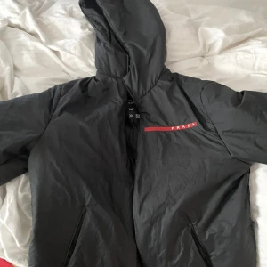 Prada jacka - En prada lite tjockare vindjacka med ett litet hål vid högerficka som man kan sy.
