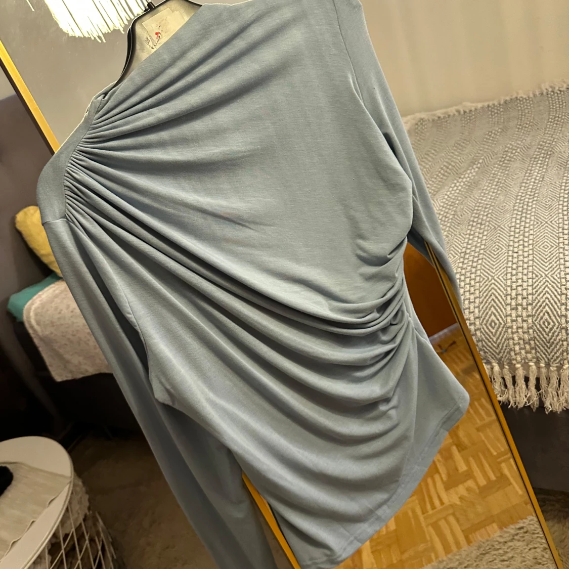 Ljusblå långärmad topp med drapering - 1