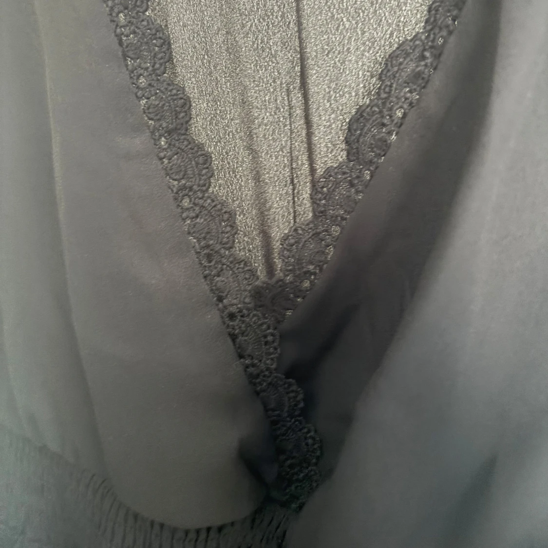 Svart omlottklänning med spetsdetalj - 2