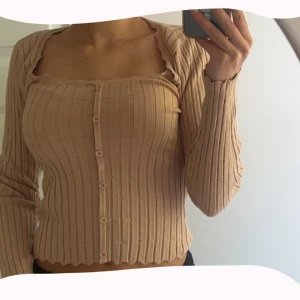 Beige ribbad kofta med knappar - Säljer en beige ribbad kofta med långa ärmar och knappar framtill. 💓💓