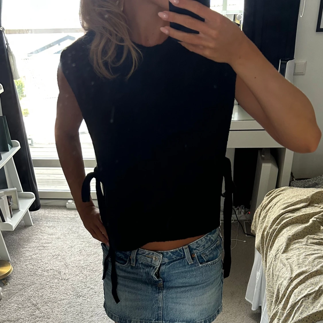 Svart väst med knyt i sidorna