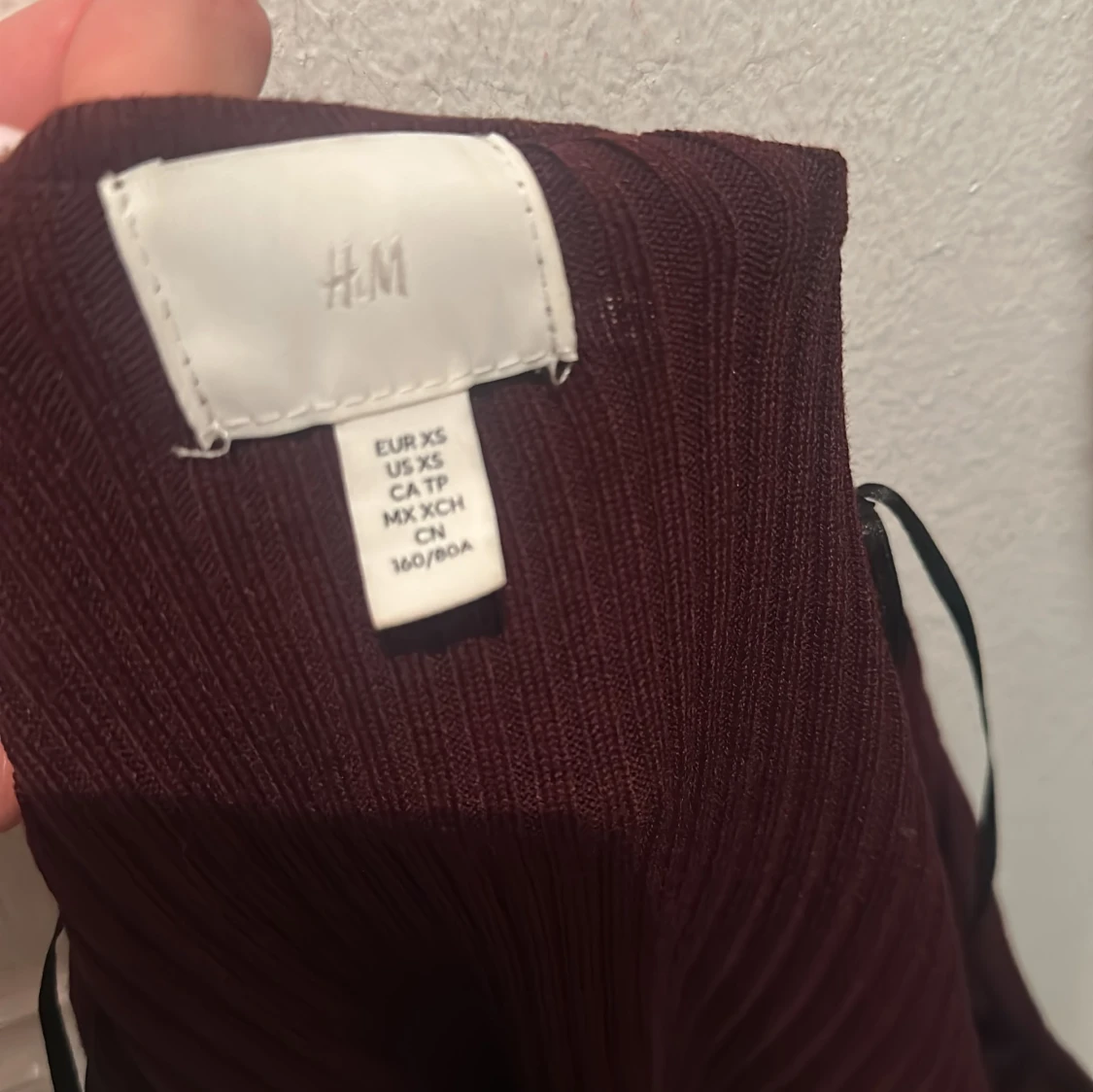 Vinröd ribbad topp från H&M - 1