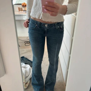 Blå bootcut jeans från True Religion - Ultra Low waist jeans True religion storlek 25