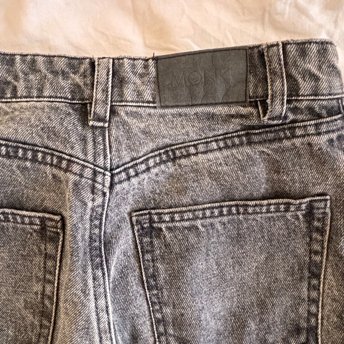 Gråa wide jeans från Monki - 1