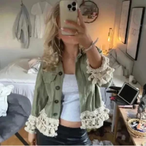 Zara jacka - Perfekt för en sval sommar dag! Väldigt tunn i materialet och sitter super bra! Den är liten i storleken så M sitter bra på mig som brukar ha xs/s. Är 170 lång och man ser hur den sitter på andra bilden. Köp direkt för 600❤️