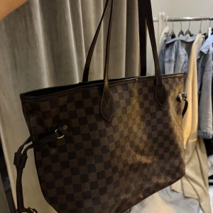 Brun väska - Nästan oanvänd. Kommer med liten clutch.