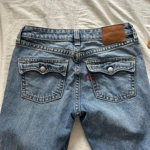 Bootcut jeans  - Levis bootcut jeans, lågmidjade med fickor baktill. Använda 1-3ggr så väldigt fint skick! 