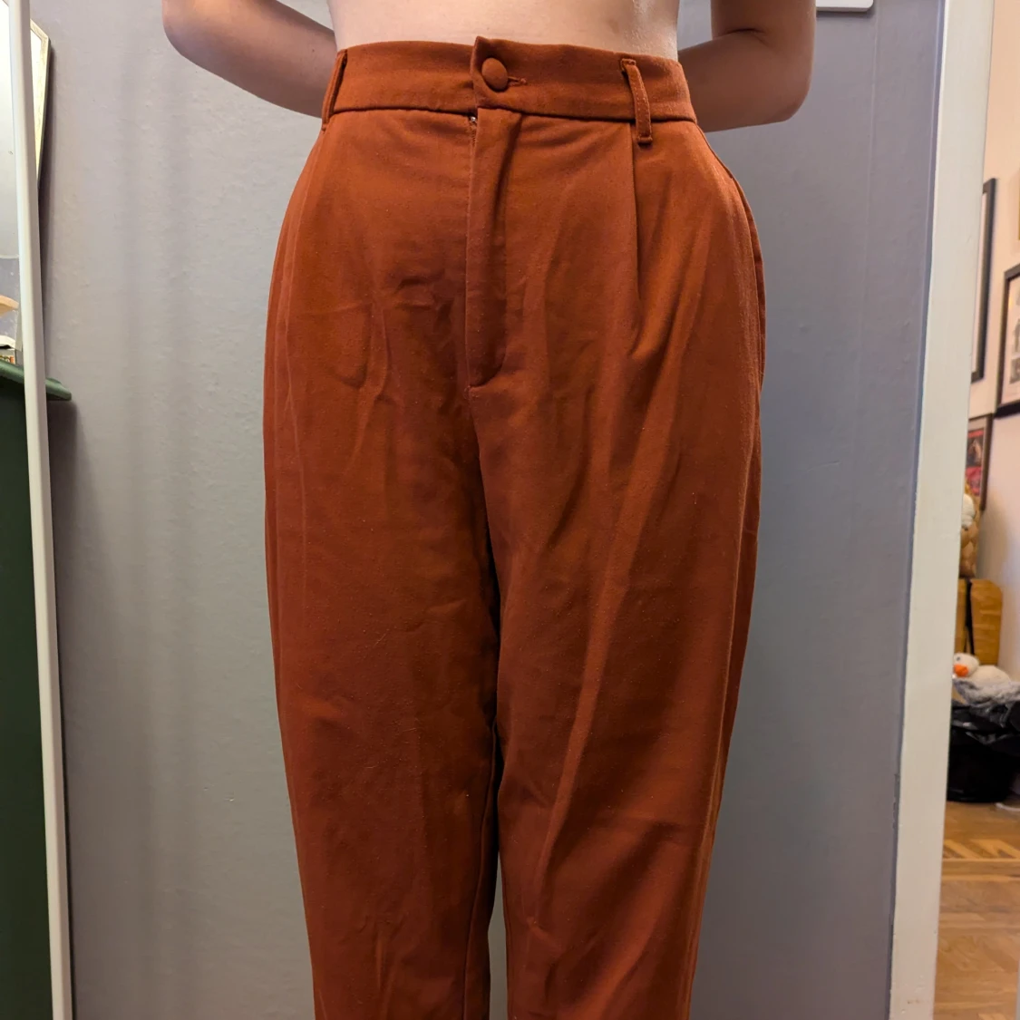 Rostbruna kostymbyxor med hög midja