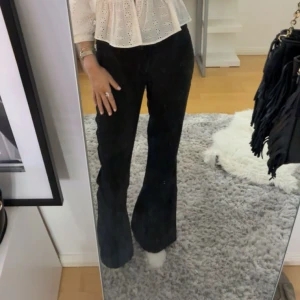 Svarta bootcut kostymbyxor - Svarta kostymbyxor med bootcut-silhuett och hög midja. Byxorna har två knappar framtill, bälteshällor och fickor med lock och knapp bak. Lappen är inte kvar men har aldrig använt dem!🌟