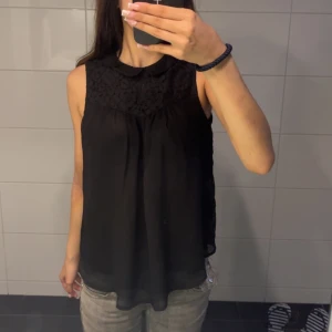 svart blus - en fin svart blus från kappahl, använd några gånger!!
