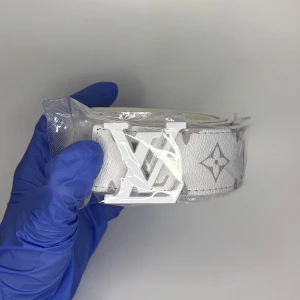 Vit bälte  - Beställningar sker via Plick eller Klassett.com! 1-3 arbetsdagars leveranstid! BOX OCH TILLBEHÖR INGÅR!