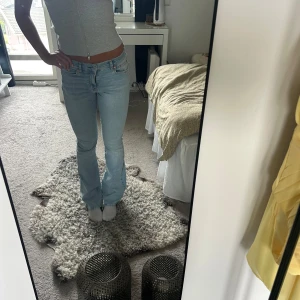 Ljusblå bootcut jeans  - Säljer ett par ljusblå bootcut jeans från Gina tricot i storlek 36. Jeansen har klassisk femficksdesign, normal passform och är tillverkade i mjukt denimtyg. Perfekt för dig som gillar en tidlös och avslappnad look.