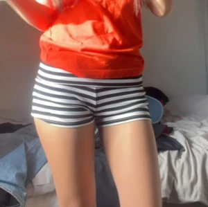 Yoga shorts - Säljer helt nya och oanvända yoga shorts. Köpta för 200 kr, säljes nu för 110 kr