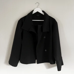 Ny jacka från Gina - ”Short felt jacket” från Gina Tricot, storlek XS.  Nyskick! Slutsåld online.  Nypris 599kr.