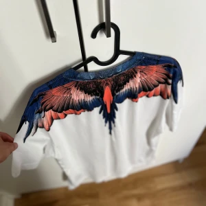 Snygg vit Marcelo Burlon T-shirt - Köpt på Urban modern i Helsingborg. Nypris 3100, använd en gång. Storlek S men passar M också. Kvitto, orginal förpackning och påse följer också med. Pris är inte skrivet i sten.