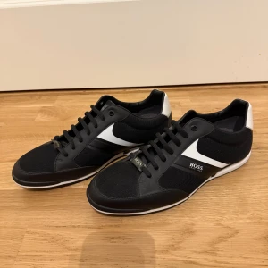 Sneakers Hugo Boss - Svarta sneakers från Hugo Boss, oanvända men stått i garderoben ett tag! Storlek 42