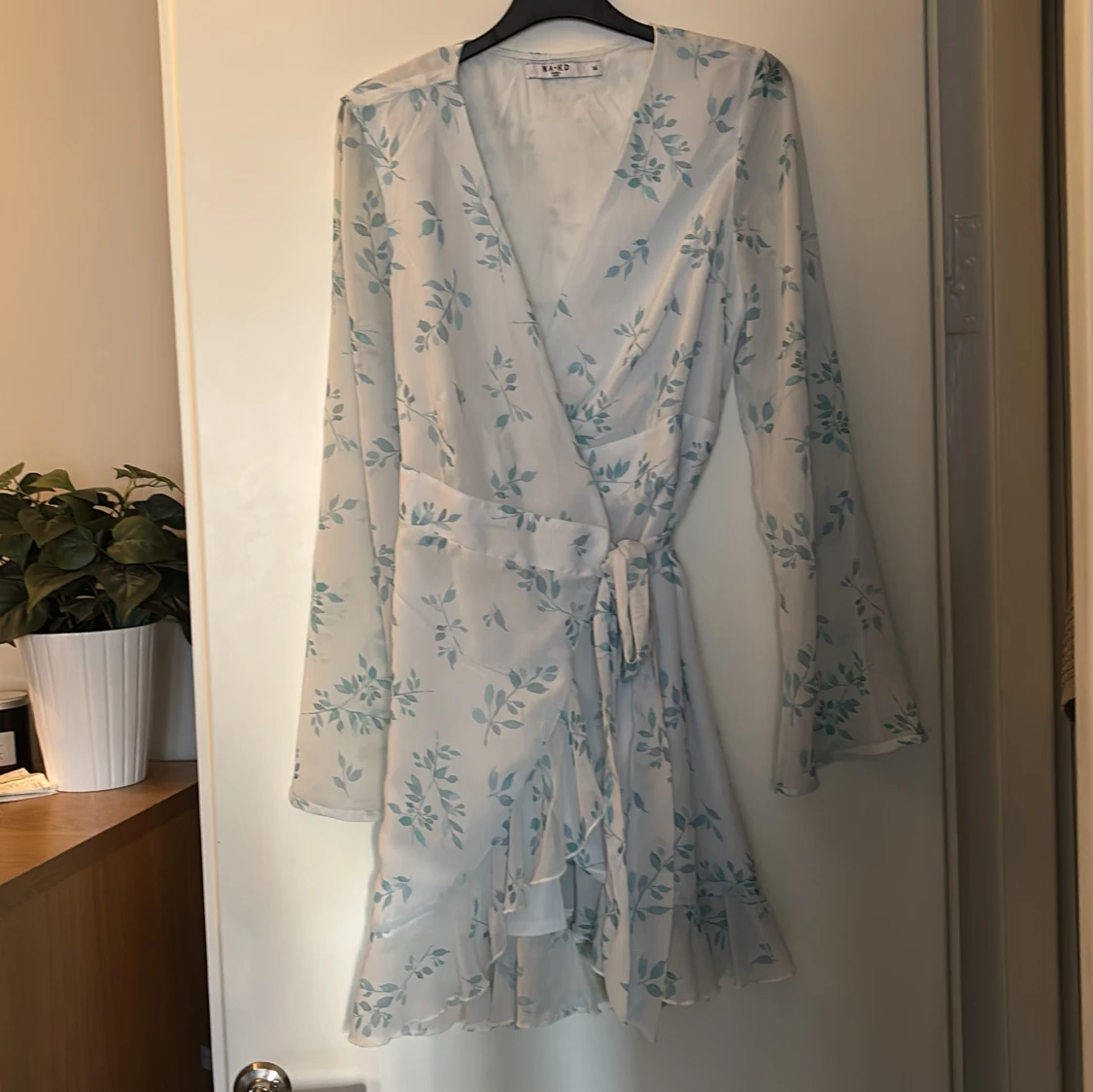 Blommig omlottklänning i ljusblått