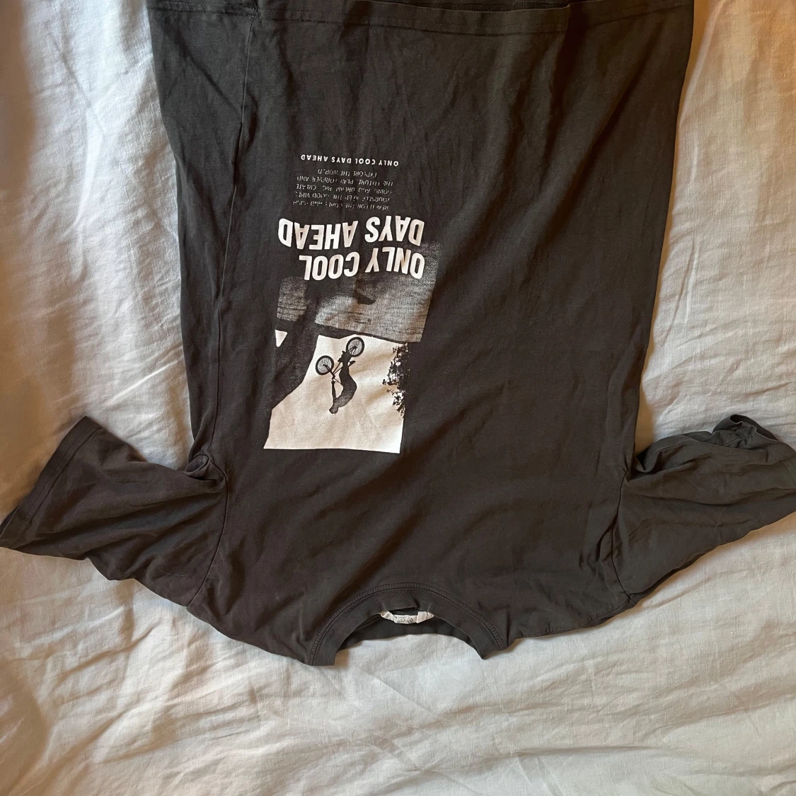 Grå t-shirt med tryck - 2