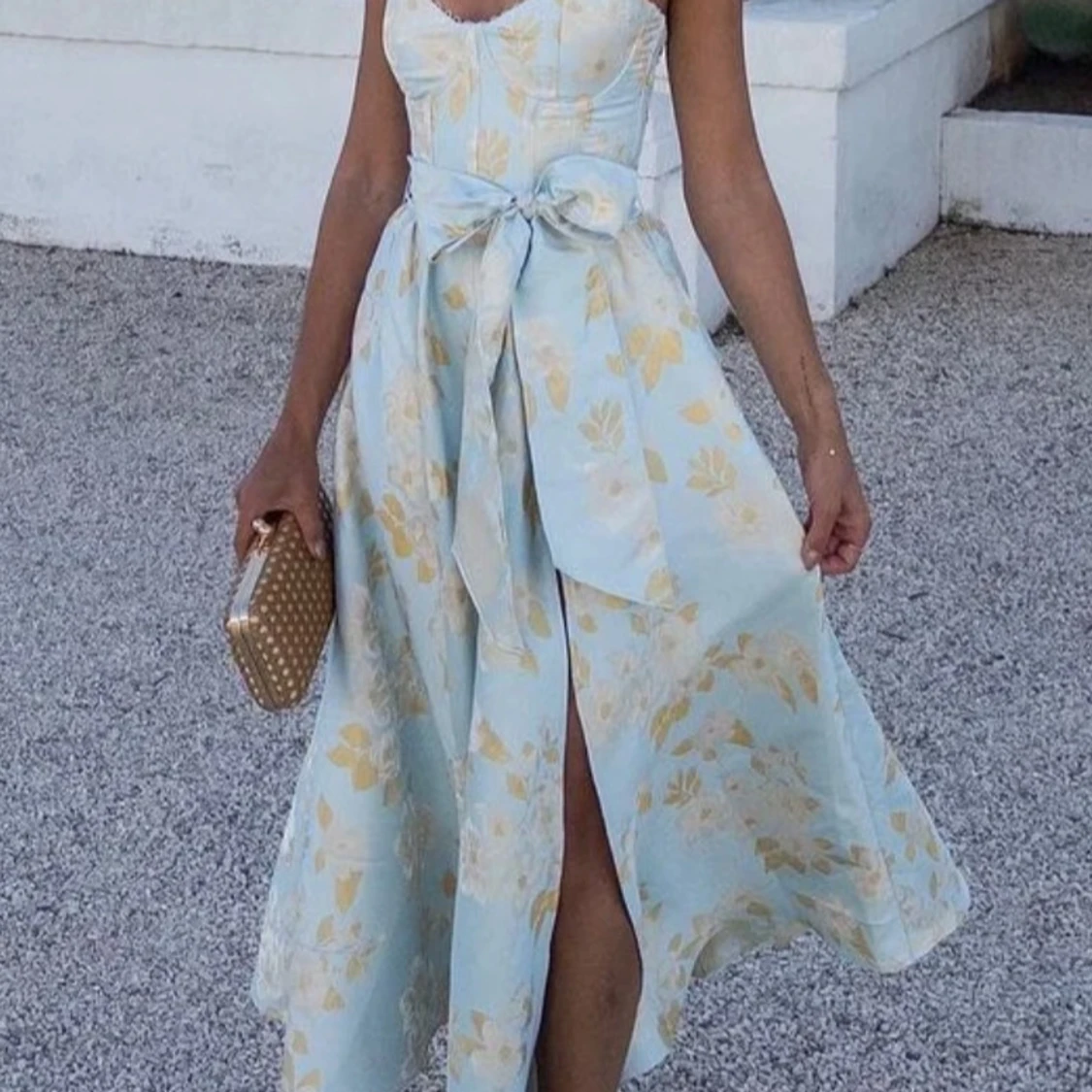 Ljusblå blommig långklänning med volang