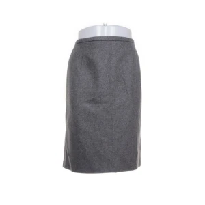 Grå kjol från InWear - Grå pennkjol från InWear. Kjolen har en rak passform och slutar strax ovanför knäet. Mycket bra skick 