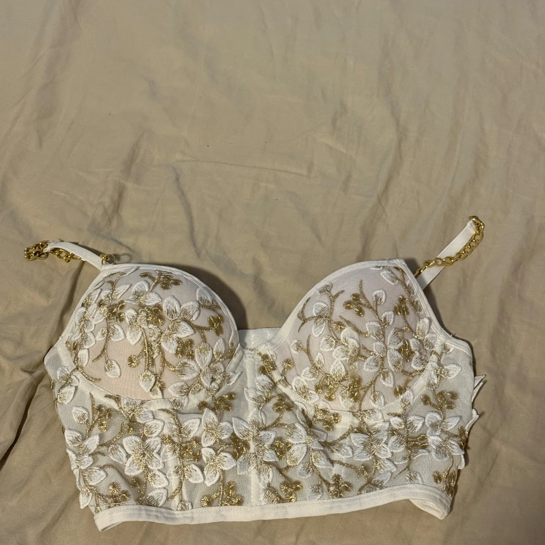 Vit och guldig broderad bralette