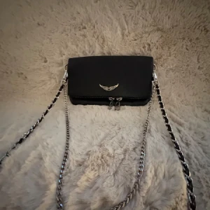 Svart axelväska från Zadig & Voltaire - As snygg Zadig & Vomtaire väska. Använd 1gång men köpt här på Plick innan och den var helt ny då❤️