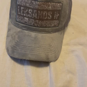 Grå Leksands IF keps velvet - En väldigt fin keps som använts mest 2 gånger och inga synliga tecken på det.