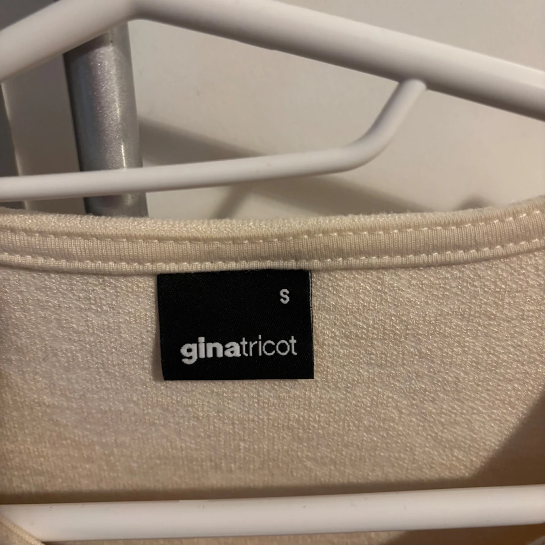 Beige cardigan topp från Gina Tricot - 1