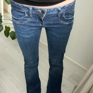 LTB lågmidjade jeans (SUPERbra skick) - Snygga blå bootcut jeans från LTB, modell Molly med ordentlig låg midja. Jeansen är i nästintill nytt skick och har inga tecken på användning. 