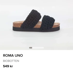 Svarta tofflor  - Svarta tofflor i storlek 37 från Duffy, perfekt för sommaren. Är använda men är i bra skick.