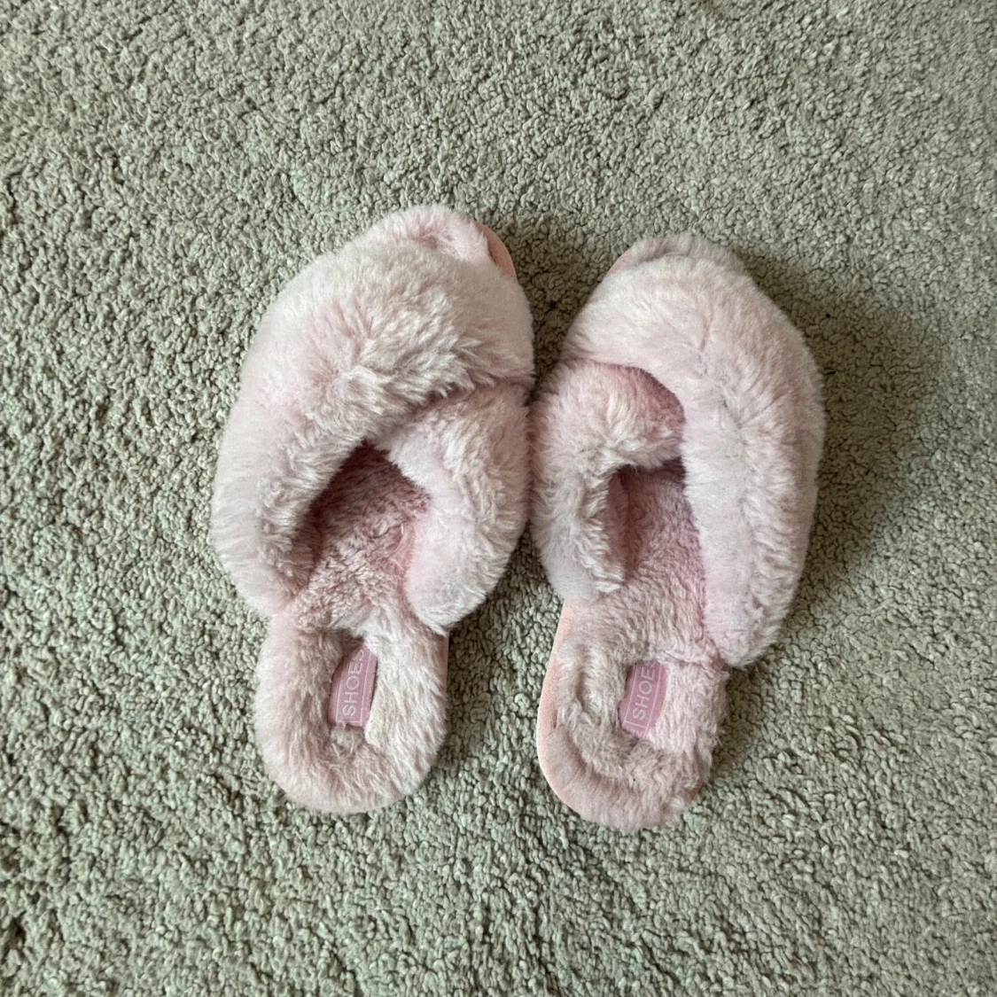 Fluffiga rosa sandaler (SMÅ I STORLEKEN) - 1