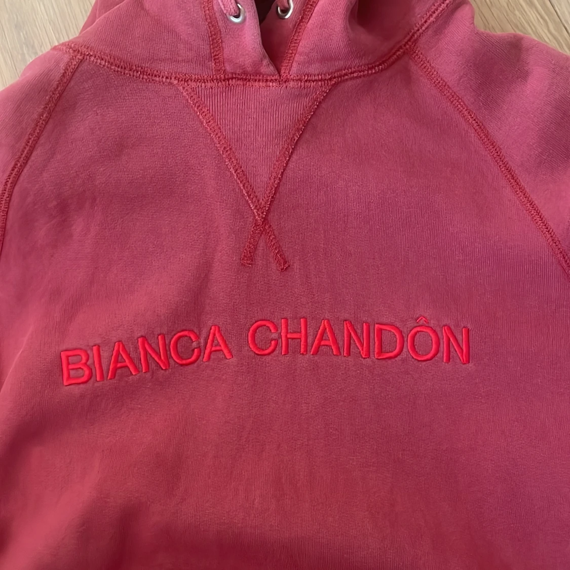 Röd hoodie från Bianca Chandôn - 2