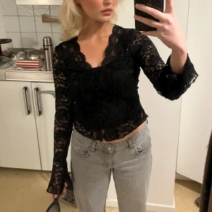 Svart spetstopp från Gina  - Svart spetstopp från Gina Tricot, har ett svart linne under på bilderna, själva toppen är bara i helt spets. Har ett hål på armen som jag märkte en dag vet inte hur länge det har varit där och har aldrig märkt det innan eller efter upptäckten, dvs syns inte