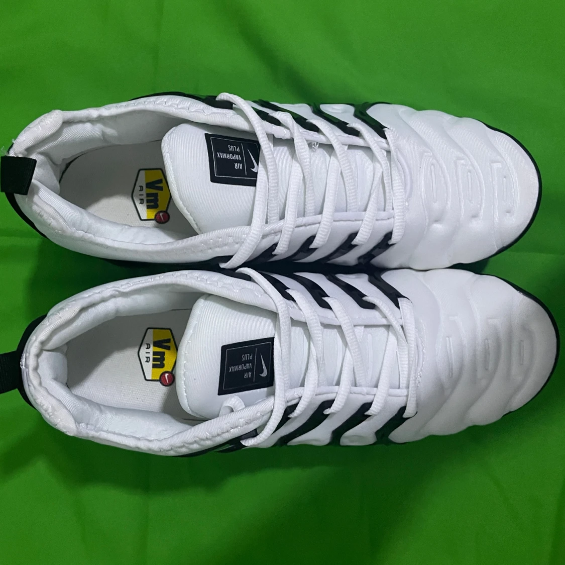 Svartvita sneakers med snörning - 3