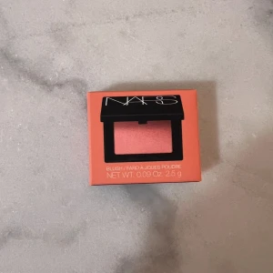 NARS Orgasm Rouge 2,5g - NARS Blush i färgen Orgasm. Mini-versionen och nya uppdaterade färgen på 2.5 g. Helt nytt, självklart ej provat. Nypris 250kr.
