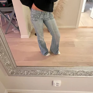 Ljusblå bootcut jeans - Säljer ett par ljusblå bootcut jeans. Skriv om ni har frågor💞