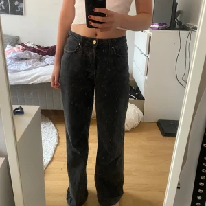 Svarta jeans - Snygga svarta wide jeans med raka ben. Har använts mycket men det finns inga större slitage och inget är sönder mm😙💗