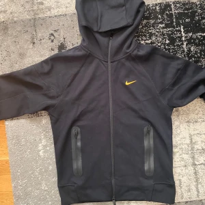 Nike NOCTA - Säljer en svart Nike nocta hoodie, storlek M helt o använd, dm för mer pris