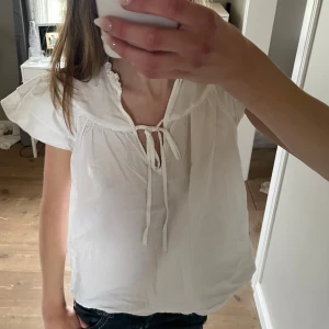 Vit blus  - Superfin vit blus som passar perfekt till varma sommarkvällar men också till feste💗  Bilden är från Plick, Bara att höra av sig om man vill ha egna bilder 