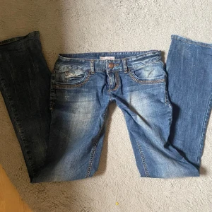 Lågmidjade jeans - SKIT fina på men passar inte mig längre, midjemått 37cm💕💕denim