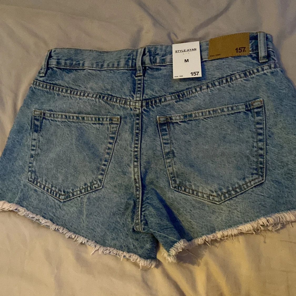 Blå jeansshorts med slitningar 157 - 1