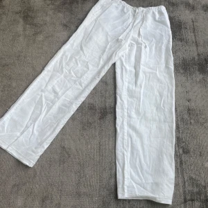 Vita linnebyxor från Gina Tricot - Snygga och luftiga linnebyxor från Gina tricot och använda få gånger. Priset kan diskuteras men tänker mig runt 200 då det är i fint skick. Bilderna är helt nytagna. Kontakta mig vid intresse😜