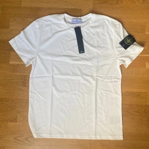 Vit Stone Island t-shirt - Helt ny. Inga defekter storlek M. Priset kan diskuteras
