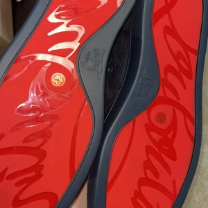 Mörkblå Christian Louboutin sneakers - Snygga mörkblå sneakers från Christian Louboutin i mocka med klassisk röd sula och broderad logga på hälen. Skorna har rund tå, snörning och en stilren design som sticker ut med den ikoniska röda undersidan.