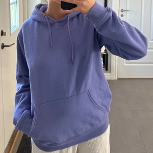 Lila hoodie från Dickies - Säljer en lila hoodie från Dickies i storlek small. Tröjan har huva med snörning, magficka och ribbade muddar. Materialet är mjukt och skönt, troligtvis bomullsmix.