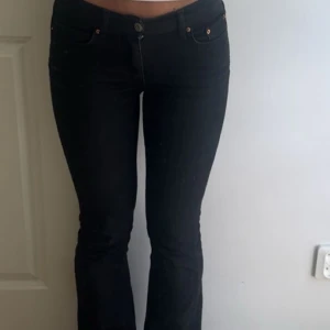 Svarta bootcut jeans - Lowwaist Snygga svarta jeans med bootcut-modell och utsvängda jeans💓 Ifrån ginatricot & är perfect ginatricot jeans! 
