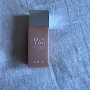 Caia Front Row Airbrush Foundation 2N  - Säljer min helt nya Front Row Foundation från Caia i färgen 2N eftersom att jag hade råkat köpa fel färg. Har endast öppnat förpackningen och det var då jag såg att den var i fel färg 🤗 Köpte den för 375 kr förra veckan, pris går att diskutera 😊