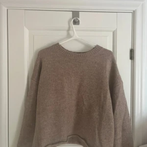 Beige stickad tröja från Vero Moda - Mysig beige stickad tröja från Vero Moda med rund halsringning💕 Använd fåtal gånger men ser oanvänd ut. Säljer då den inte kommer till användning. 